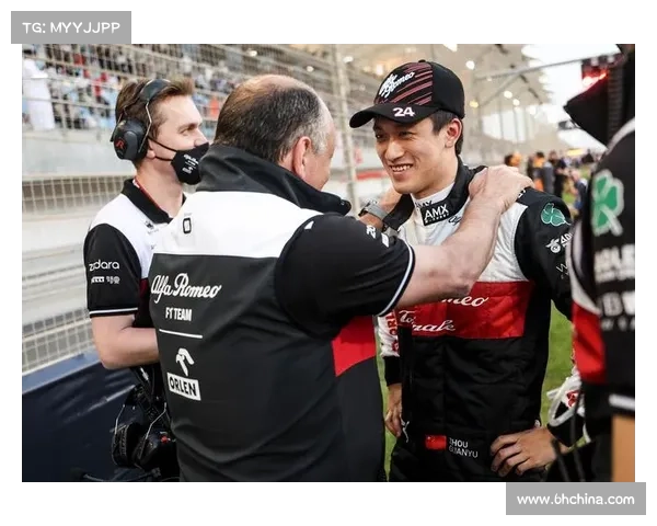 F1中国大奖赛重返赛历周冠宇本土亮相点燃车迷热情吸引万人观赛 F1中国大奖赛重返赛历周冠宇本土亮相点燃车迷热情吸引万人观赛